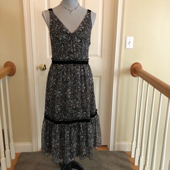 LOFT Dresses & Skirts - LOFT Sleeveless black dress with velvet ribbon Size 6 in great condition